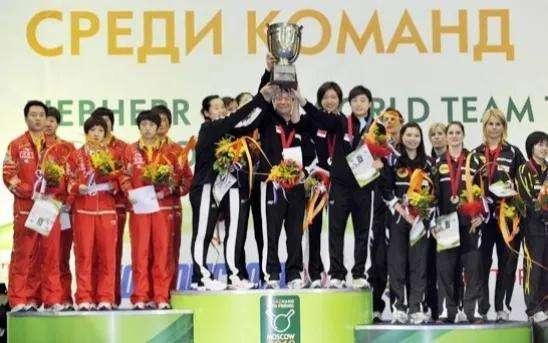 世俱杯冠军-西方选手披荆斩棘登上领奖台