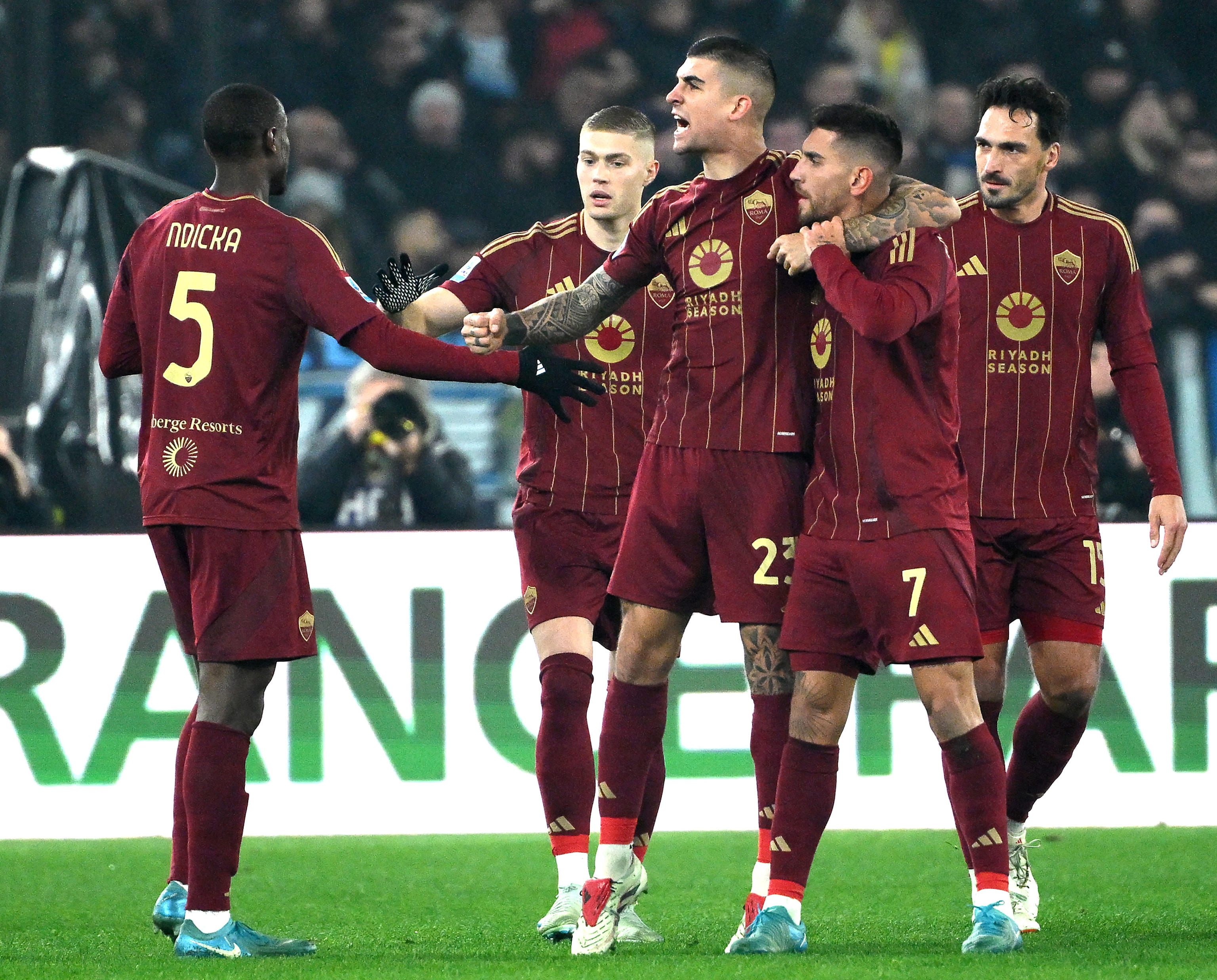 包含拉齐奥球员连进四球胜利拉近意甲榜首的词条