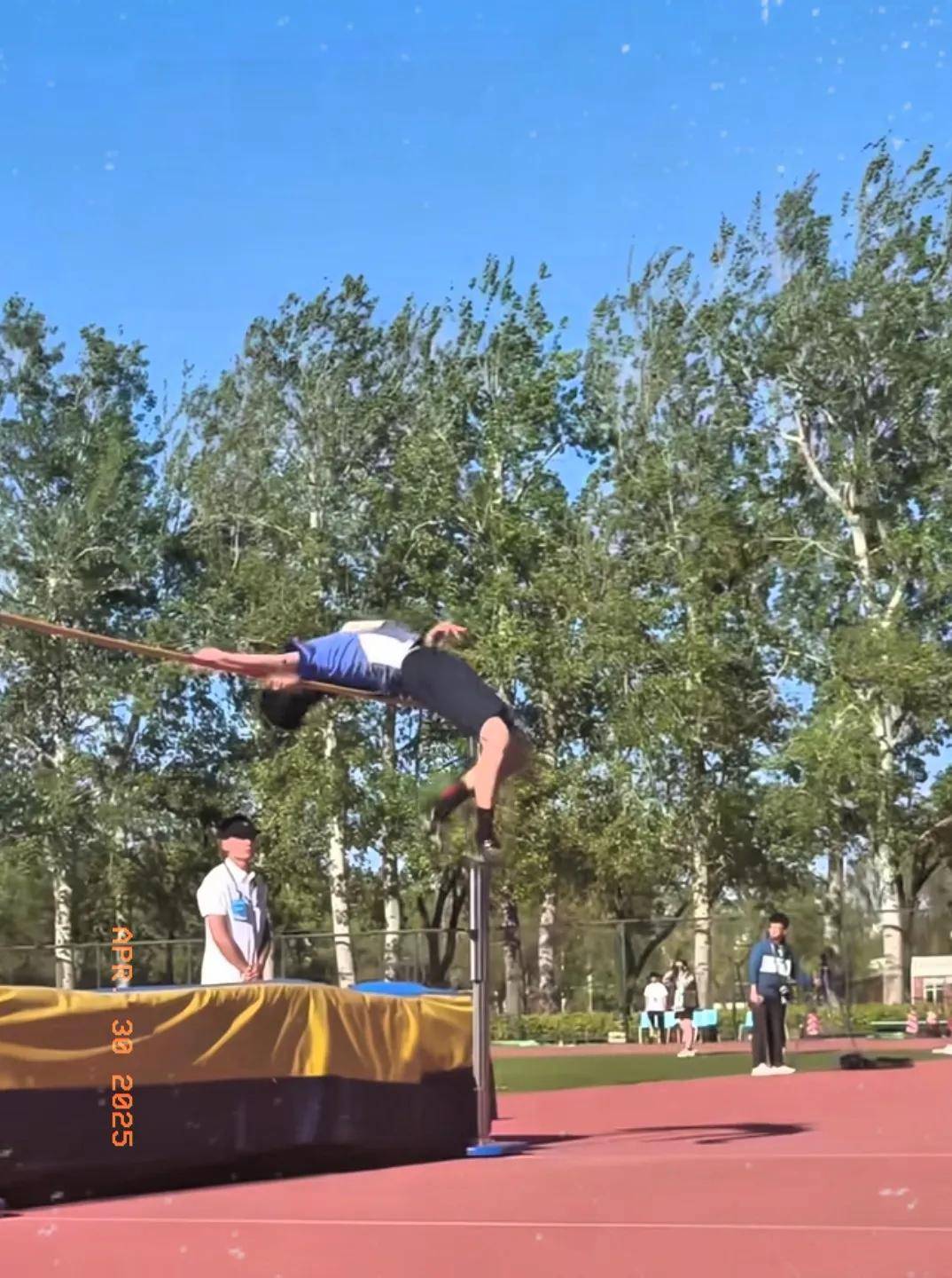 冲刺谁能抢得第一，环境带着紧张气氛的简单介绍