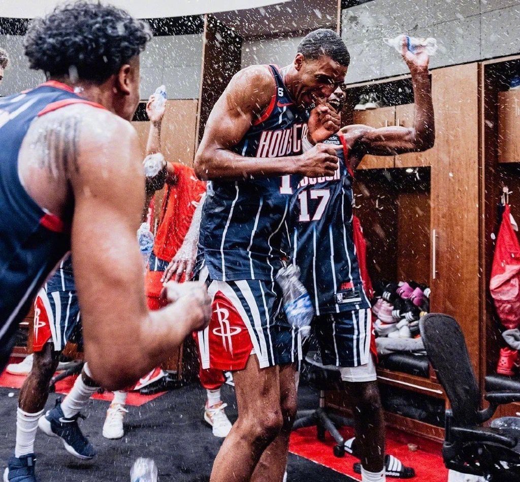 火箭队的球员展现出色拼搏精神 火箭队的球员展现出色拼搏精神