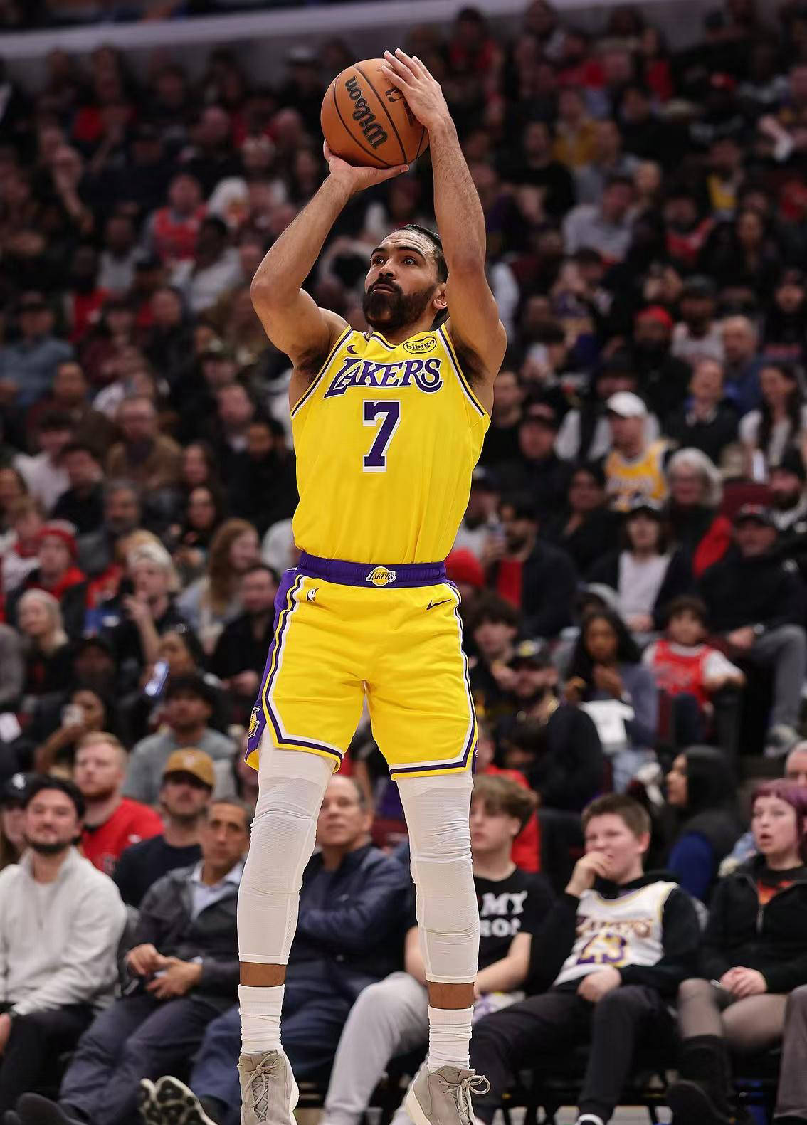 湖人明星球员刷新得分记录，为球队锁定胜局