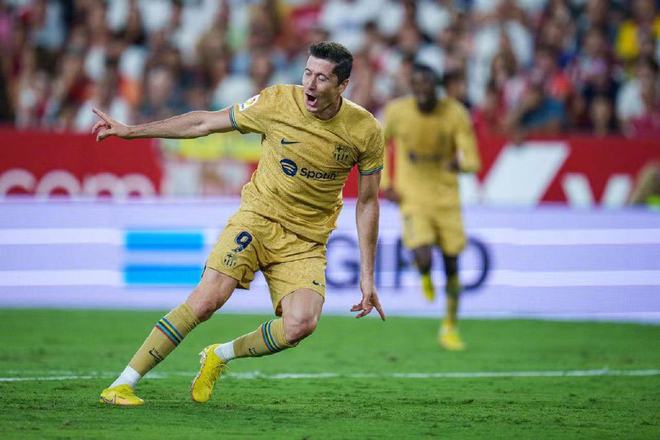 世俱杯赛程-塞维利亚球员多点出击，轻取劲敌豪取三分