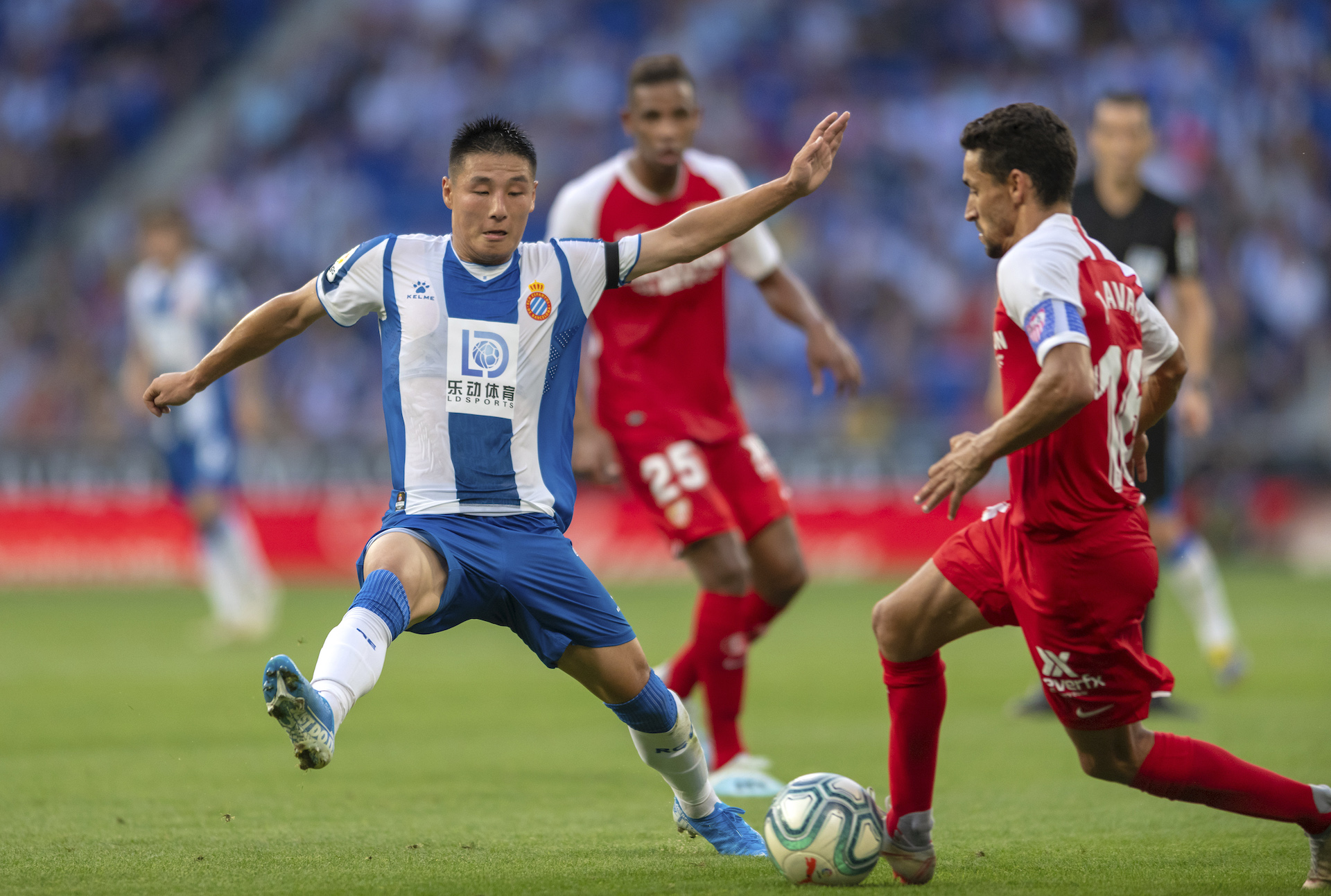 塞维利亚球员多点出击,轻取劲敌豪取三分 塞维利亚球员多点出击,轻取劲敌豪取三分