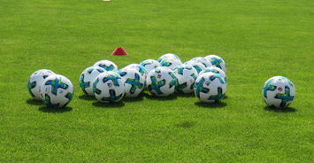 世俱杯冠军-恩菲尔德锋线组合默契,世俱杯争冠实力凸显