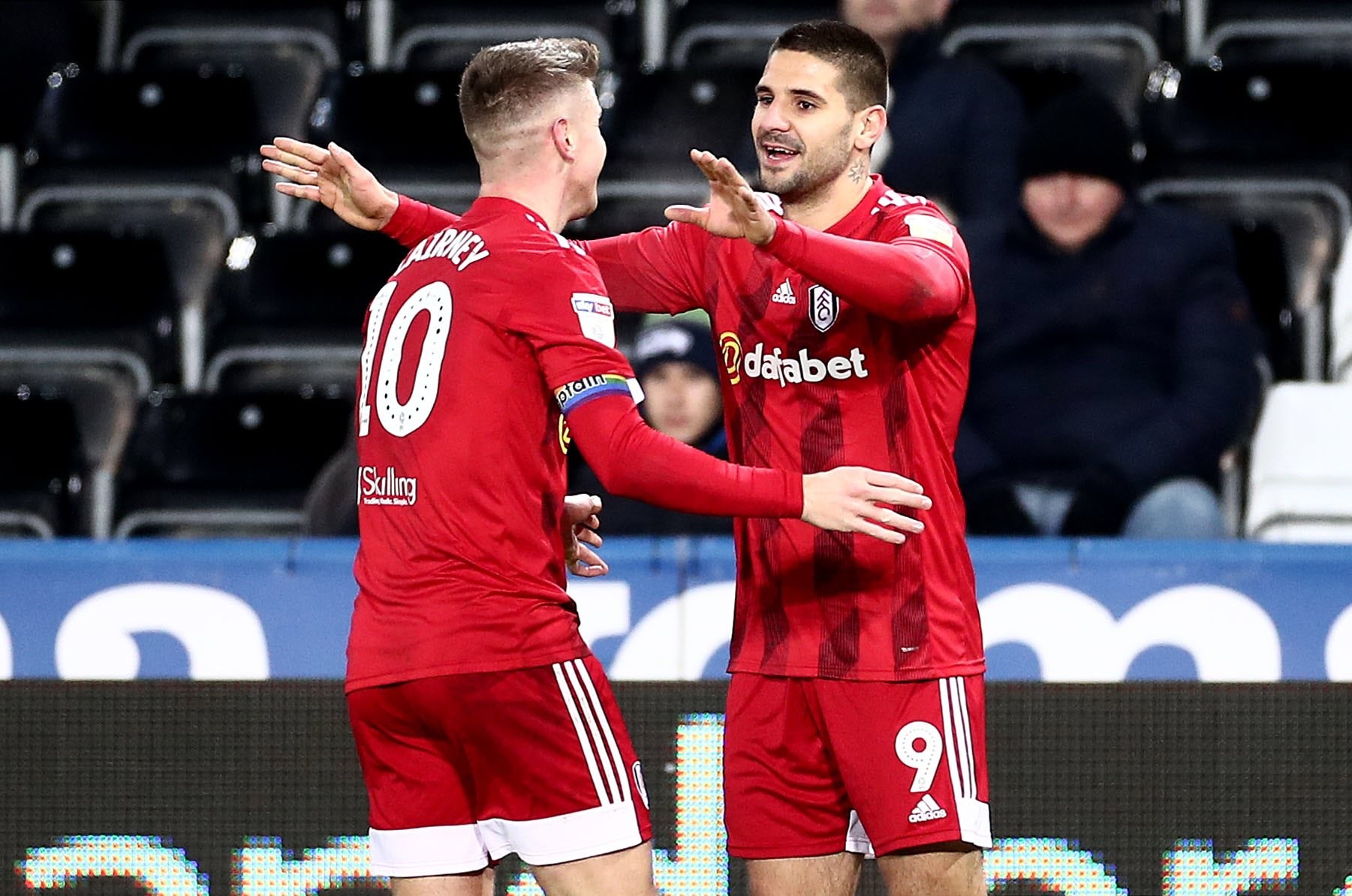 斯旺西豪取连胜,保级生存希望渐浓 斯旺西豪取连胜,保级生存希望渐浓