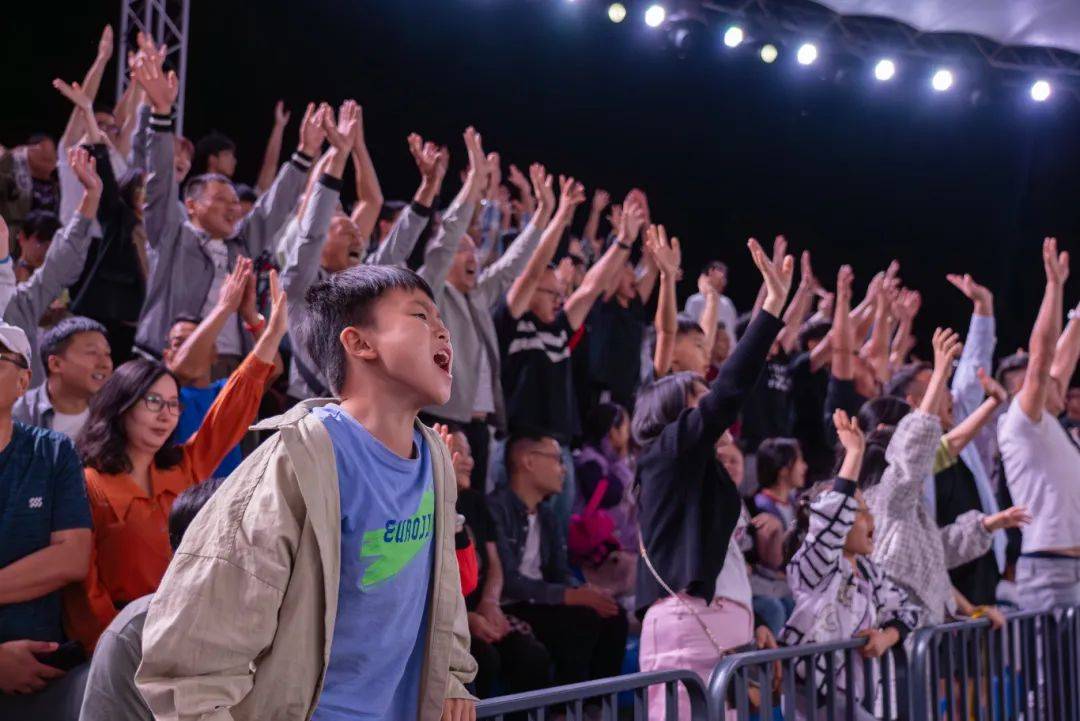 世俱杯官网-NBA比赛现场观众热情高涨