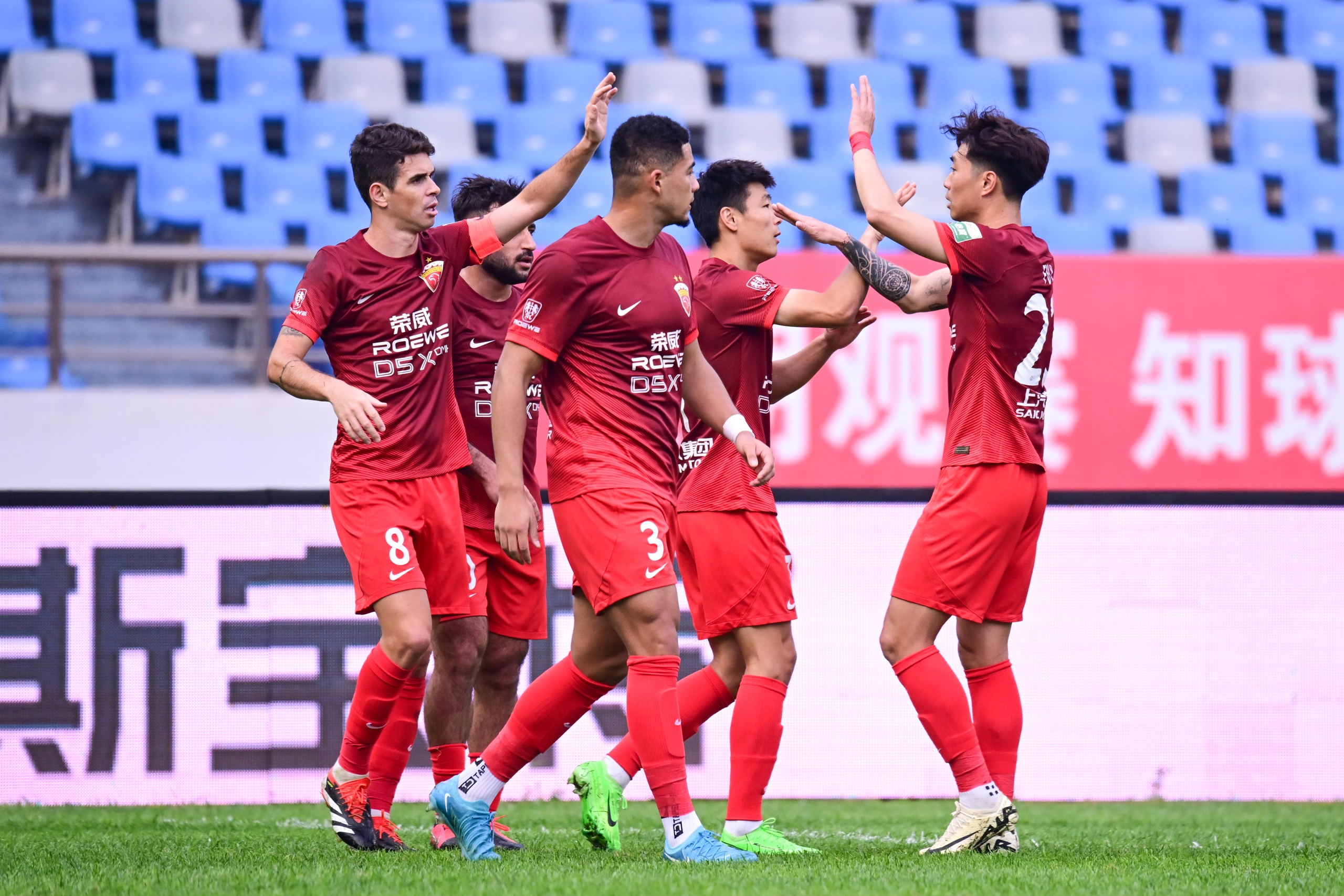 中超比赛各队实力均衡,竞争激烈 中超比赛各队实力均衡,竞争激烈