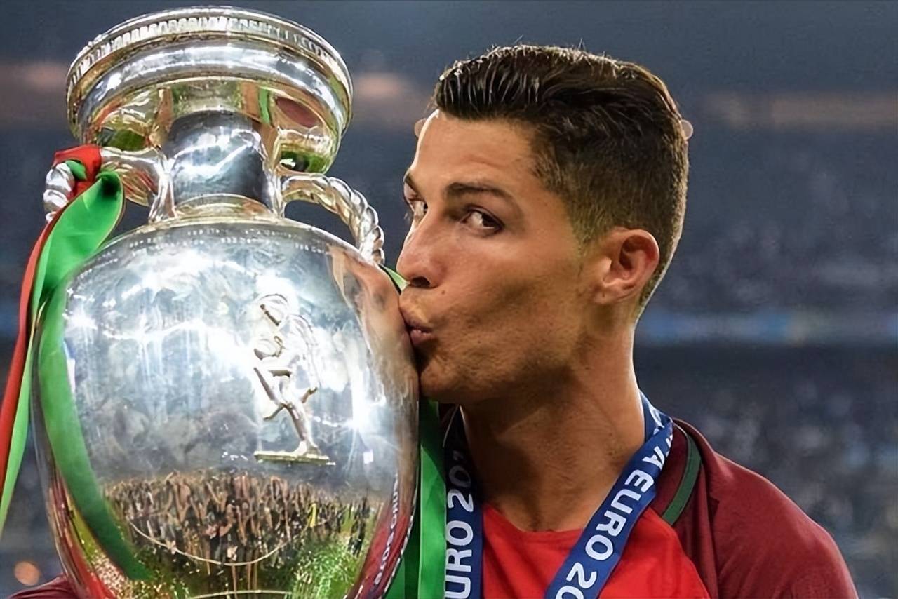 葡萄牙队在欧洲杯资格赛中再次登顶! 葡萄牙队在欧洲杯资格赛中再次登顶!