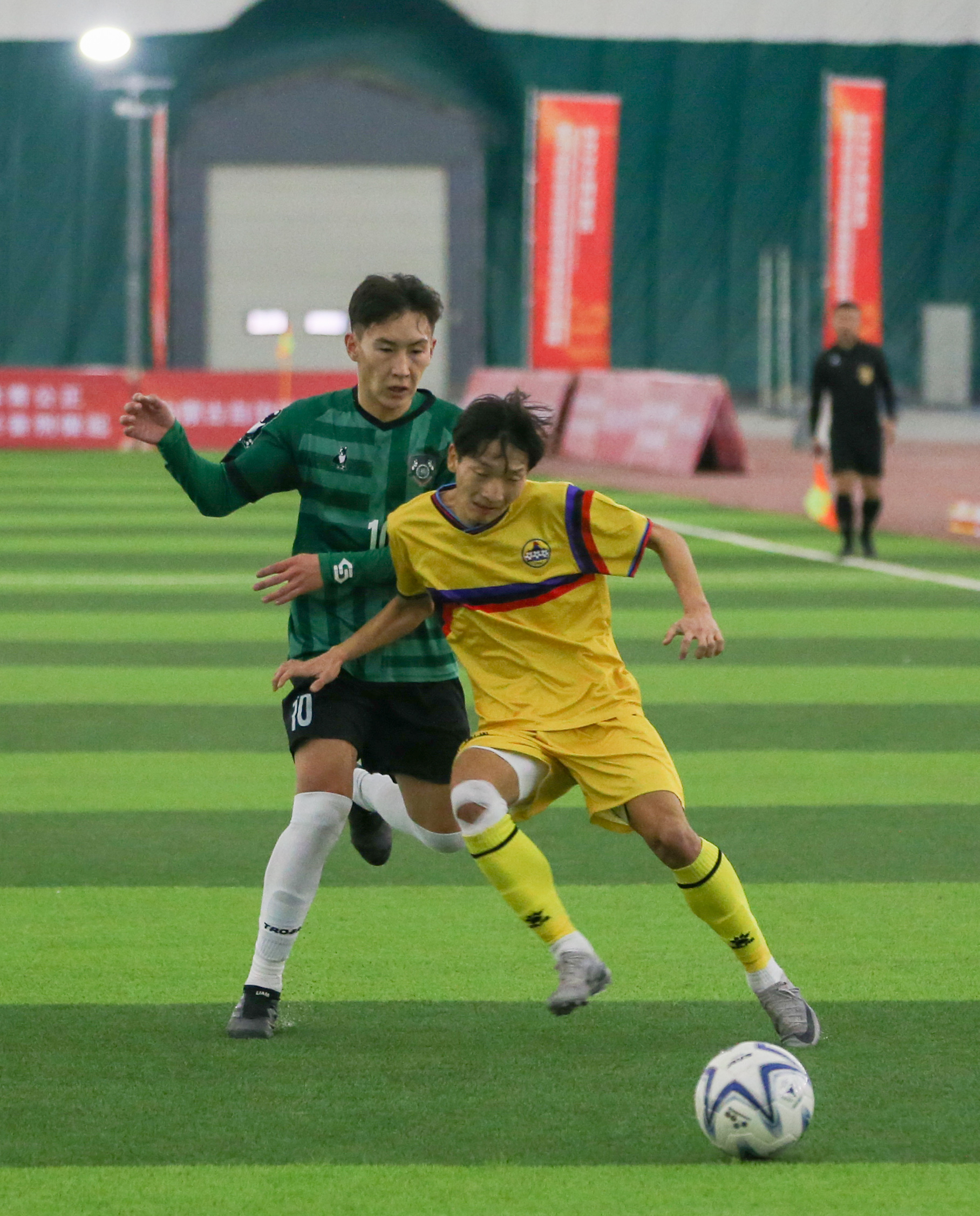 包含本土足球职业联赛火爆进行，球队士气旺盛的词条