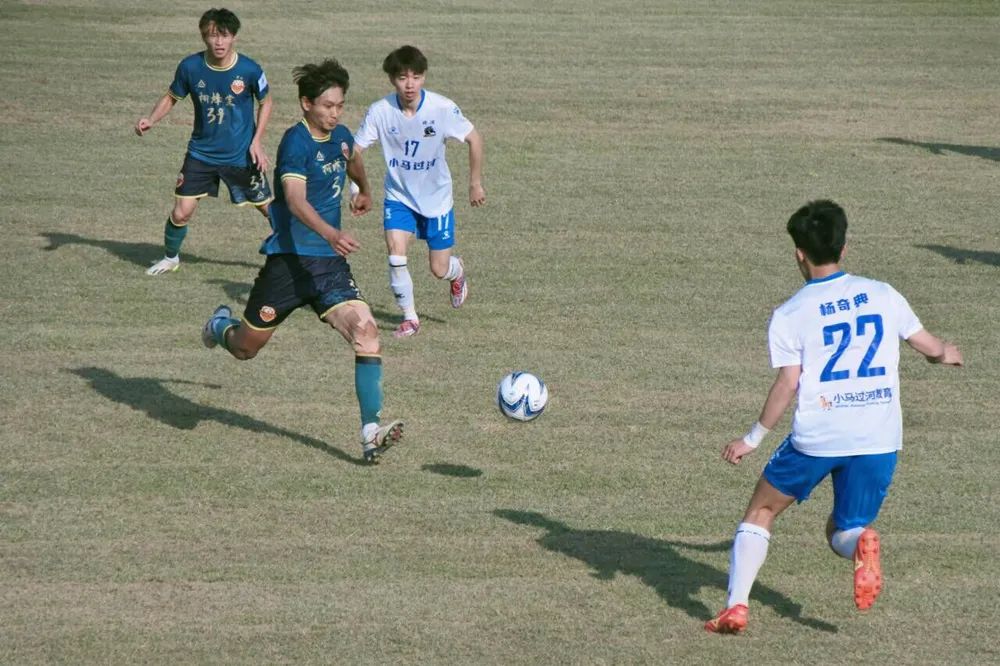 世俱杯官网-足球强队将在激烈比赛中争夺冠军荣誉,斗志昂扬