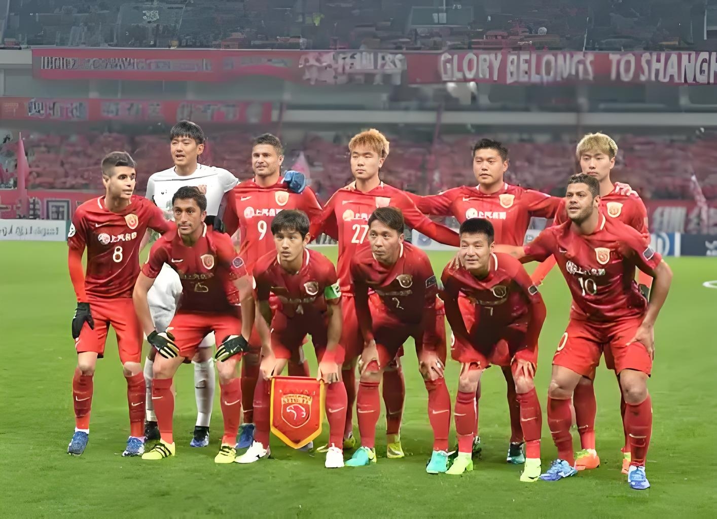 足球强队将在激烈比赛中争夺冠军荣誉,斗志昂扬 足球强队将在激烈比赛中争夺冠军荣誉,斗志昂扬