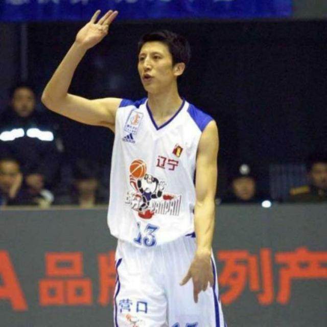 世俱杯赛程-湖北男篮艰难拼搏，豪取胜利后掌声雷动