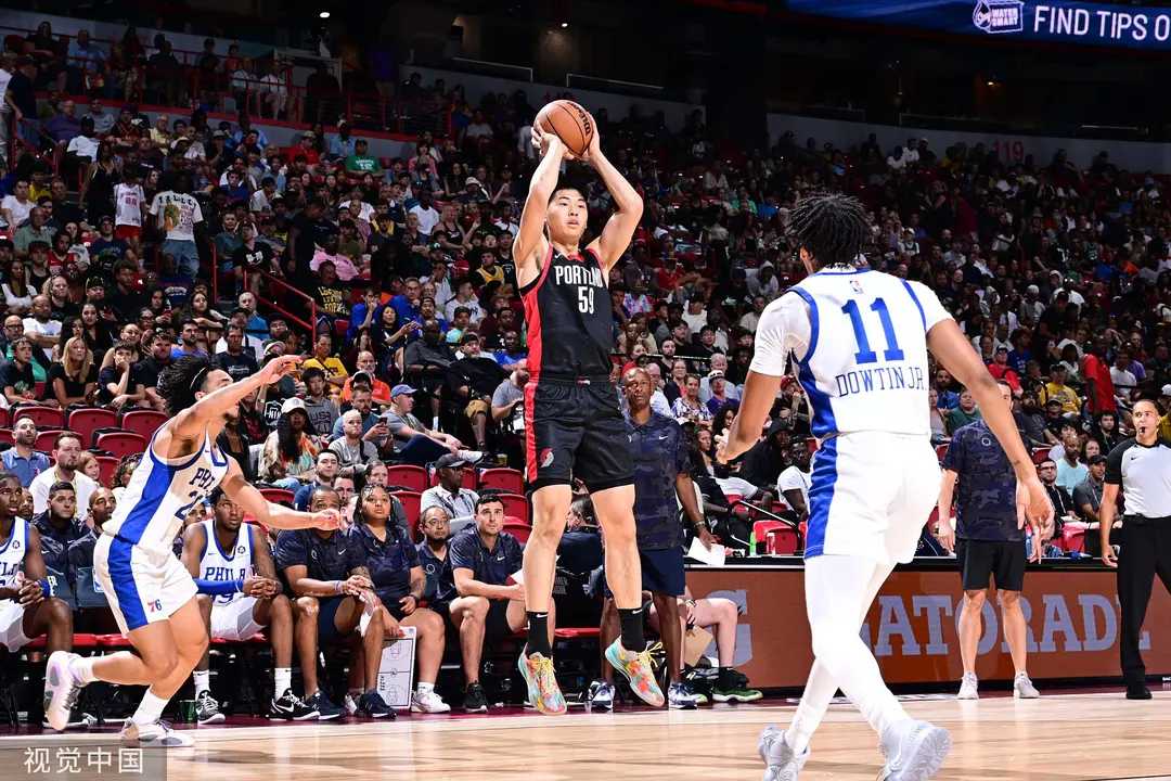 世俱杯决赛-76人队球员默契配合，赢得精彩比赛