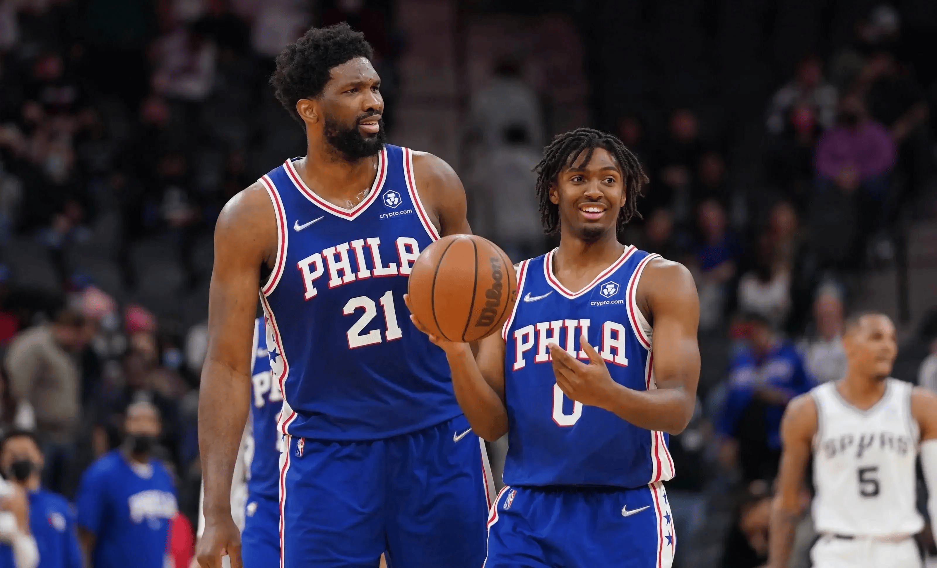 76人队球员默契配合，赢得精彩比赛