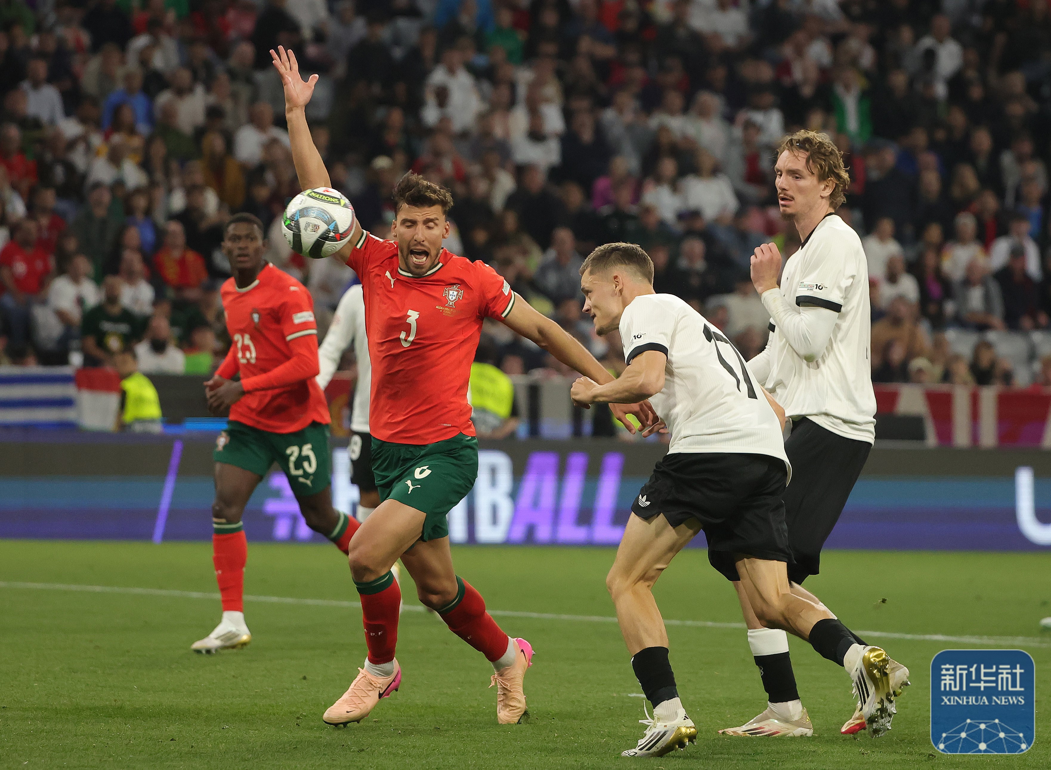 世俱杯决赛-欧国联比赛搏杀如潮,传球技术超群