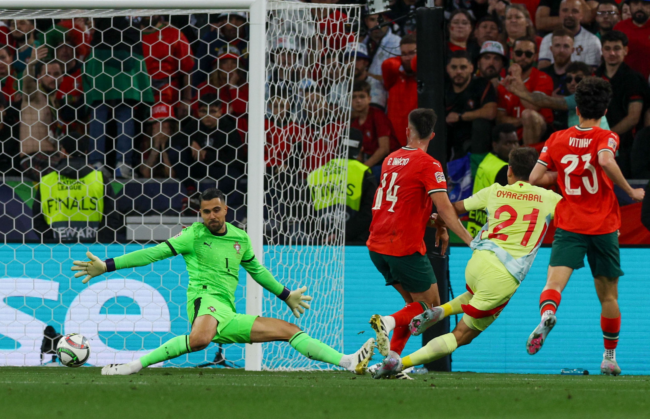 欧国联比赛搏杀如潮,传球技术超群 欧国联比赛搏杀如潮,传球技术超群