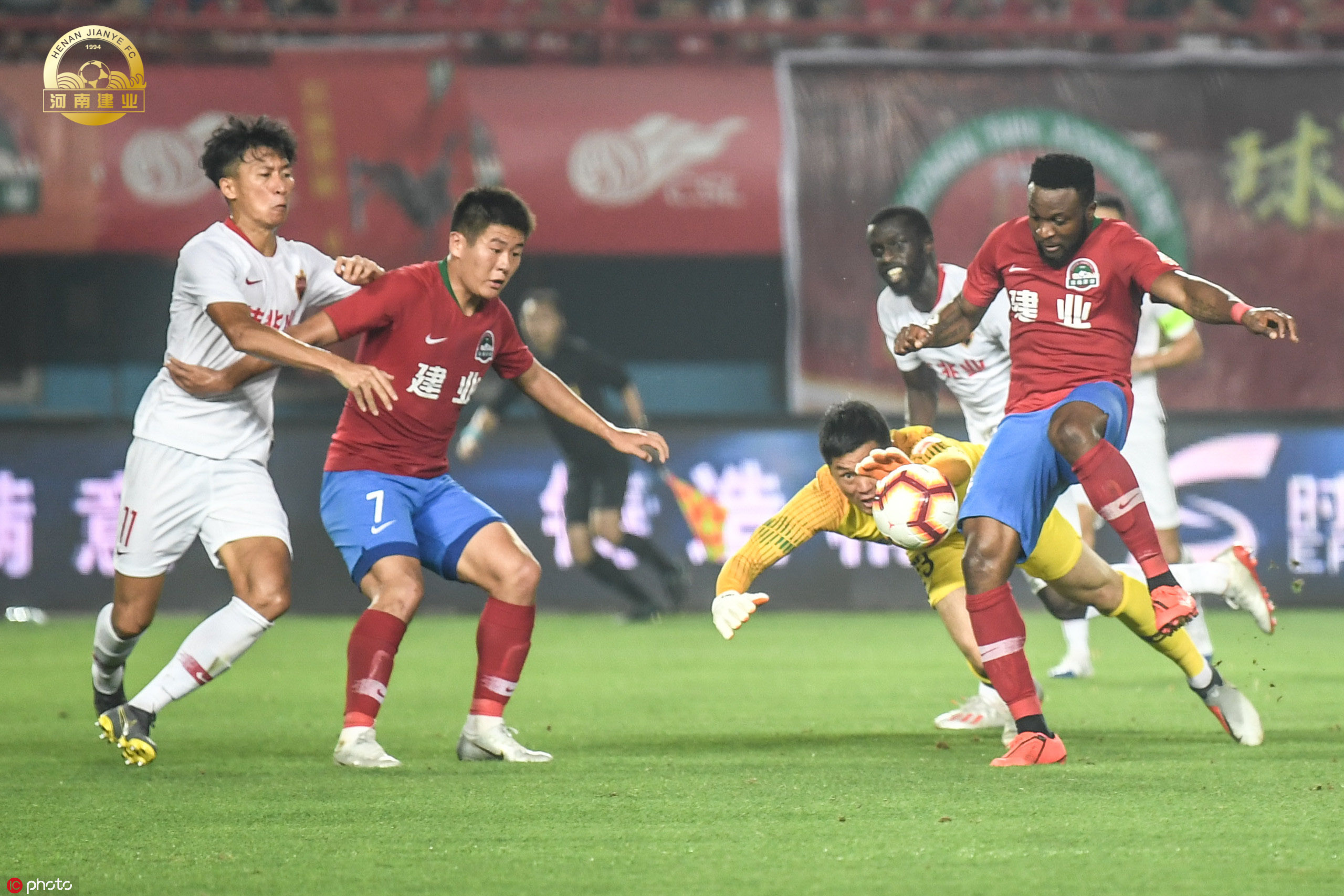 河南建业再负深圳佳兆业，保级困局日益严峻