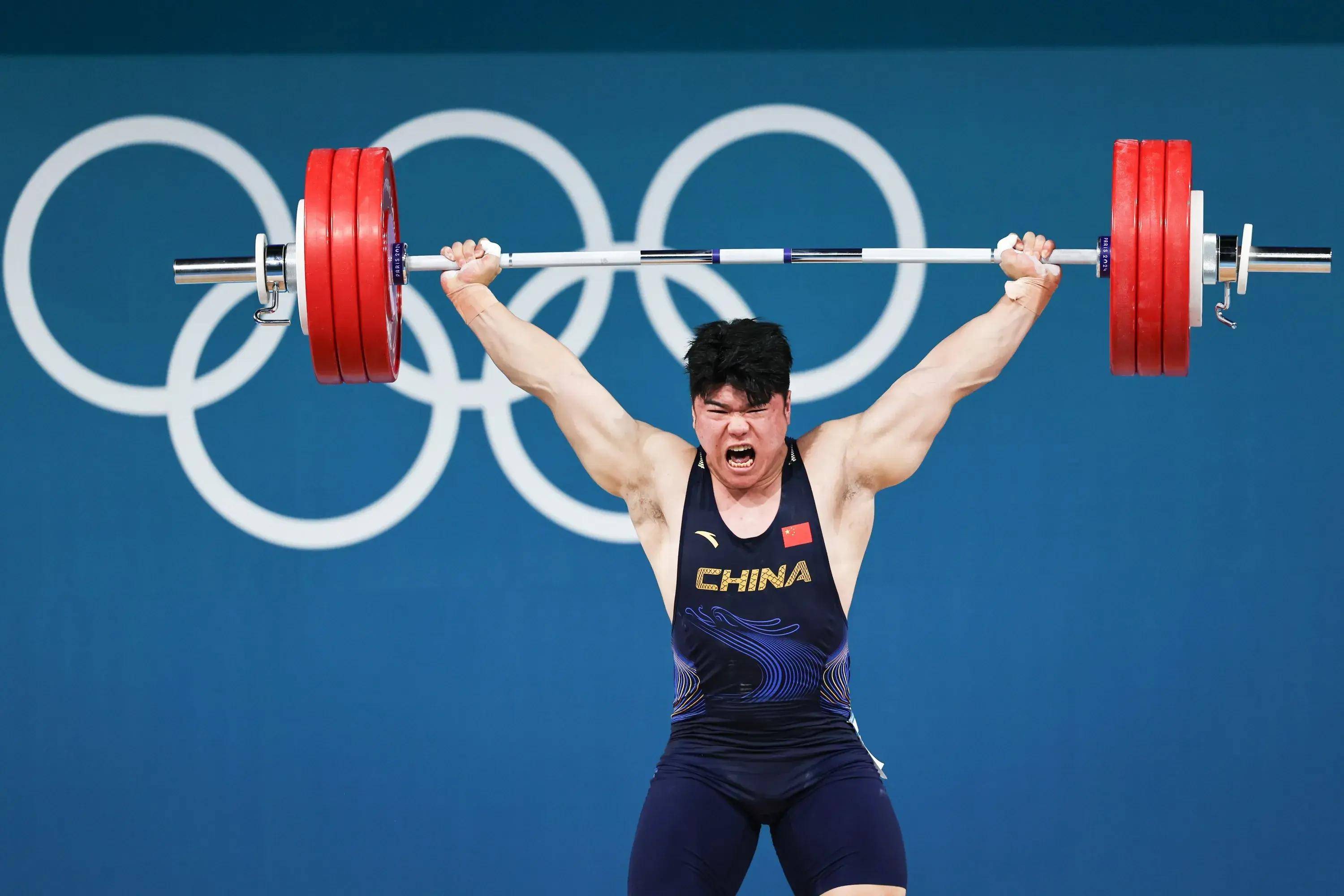 世俱杯直播-举重冠军在比赛中突破自我再度称霸