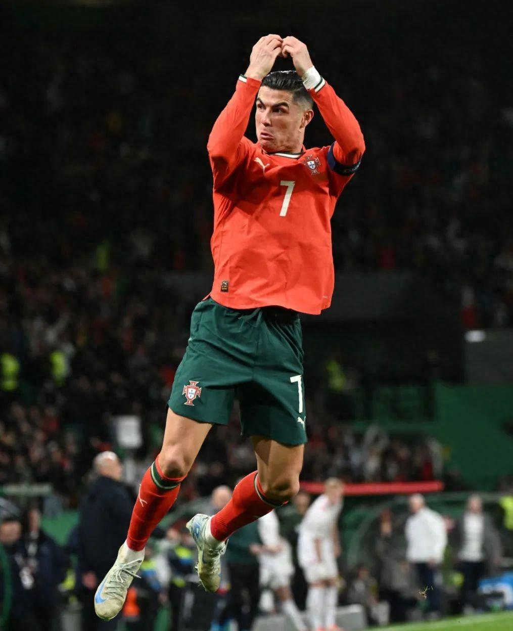 曼联客场逆转成功,发挥抢眼 曼联客场逆转成功,发挥抢眼