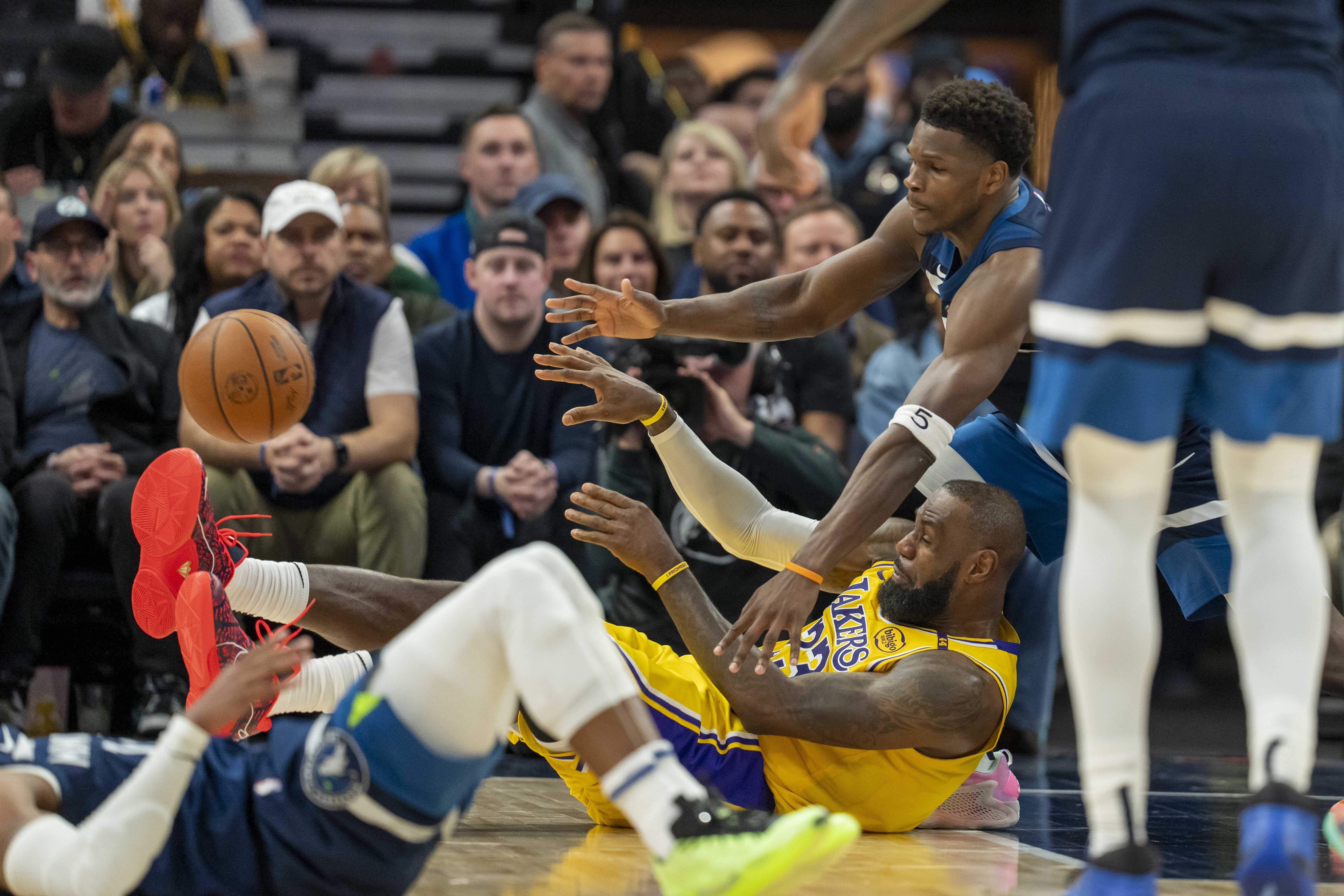 世俱杯改制-步行者队主场告捷,击败黄蜂队