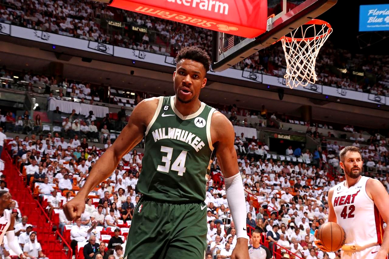 雄鹿主场大胜魔术，字母哥全场14中11拿下全队最高27分