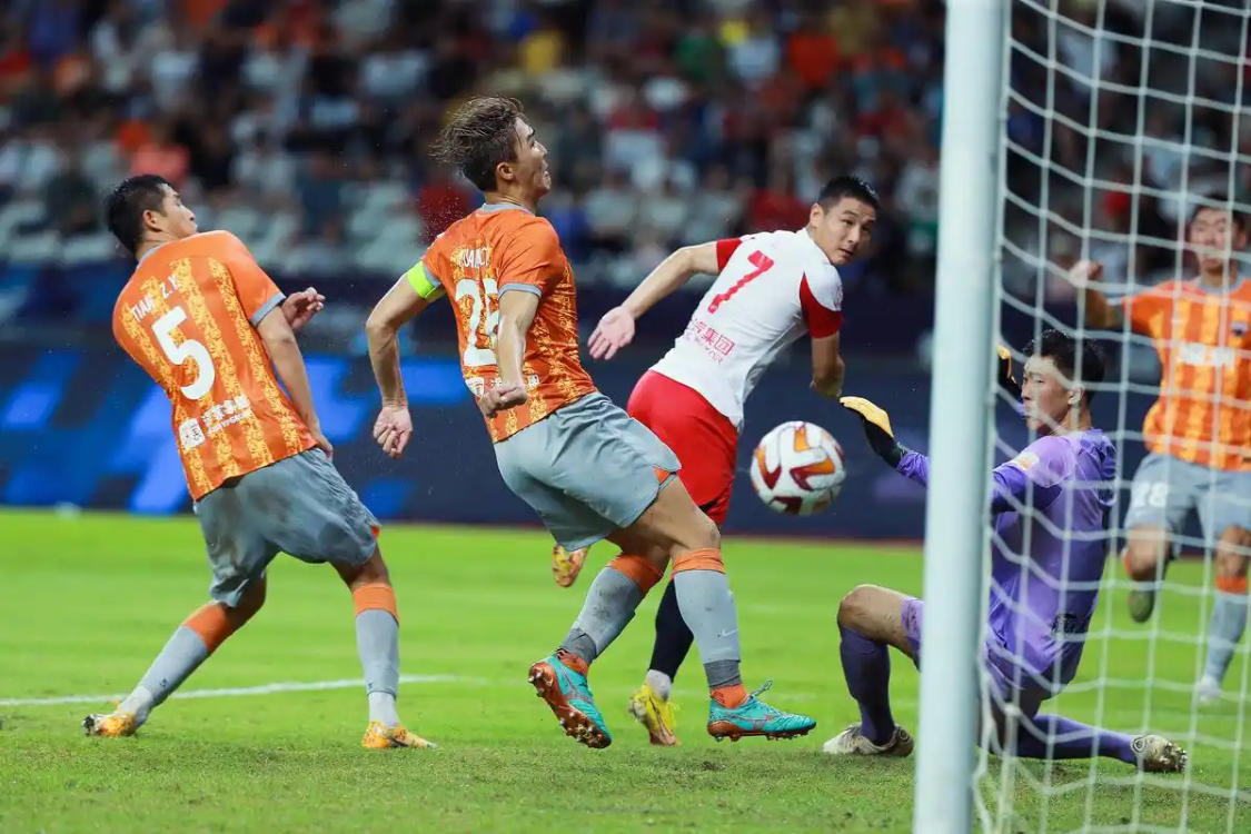 搏击沙场:上海上港队在比赛中大放异彩 搏击沙场:上海上港队在比赛中大放异彩