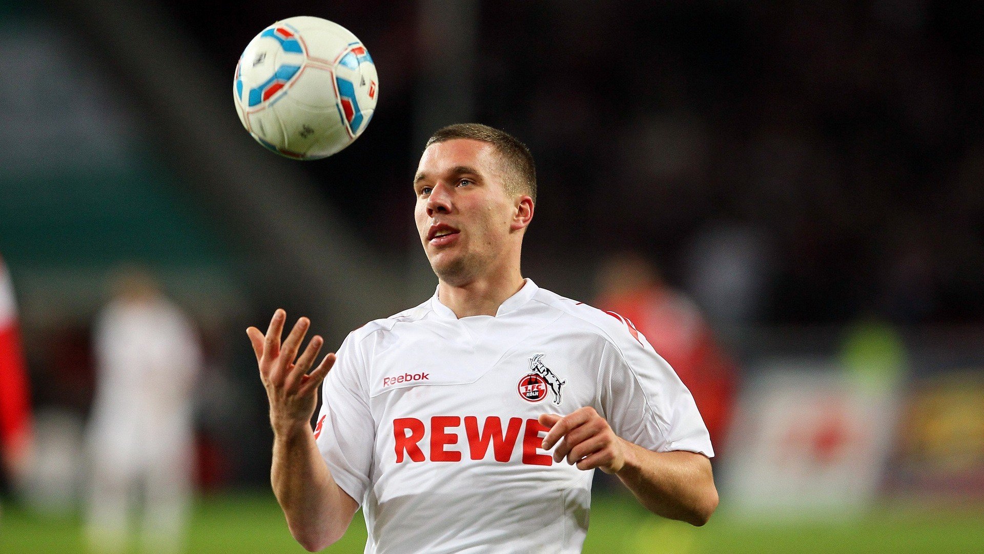 世俱杯直播-绿茵场与篮球馆的共鸣，美加墨世界杯焦点战前夜，尼克斯血拼广东队的跨域启示